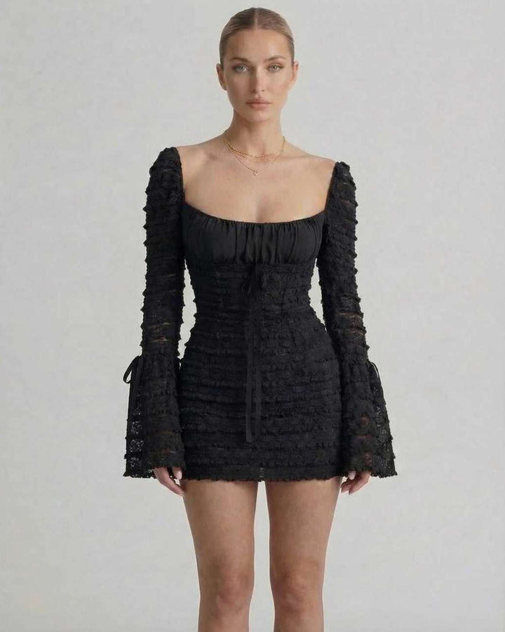 Mini vestido negro de fiesta ajustado, con escote cuadrado y mangas acampanadas. Ropa de mujer, estilo chic.