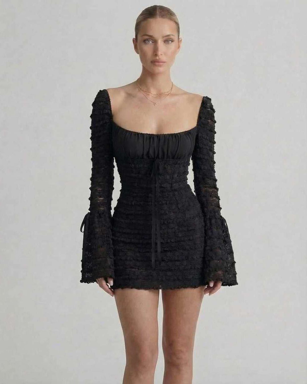 Vestido corto ajustado Luna de mujer, color negro, con escote cuadrado y manga acampanada. Perfecto para eventos.