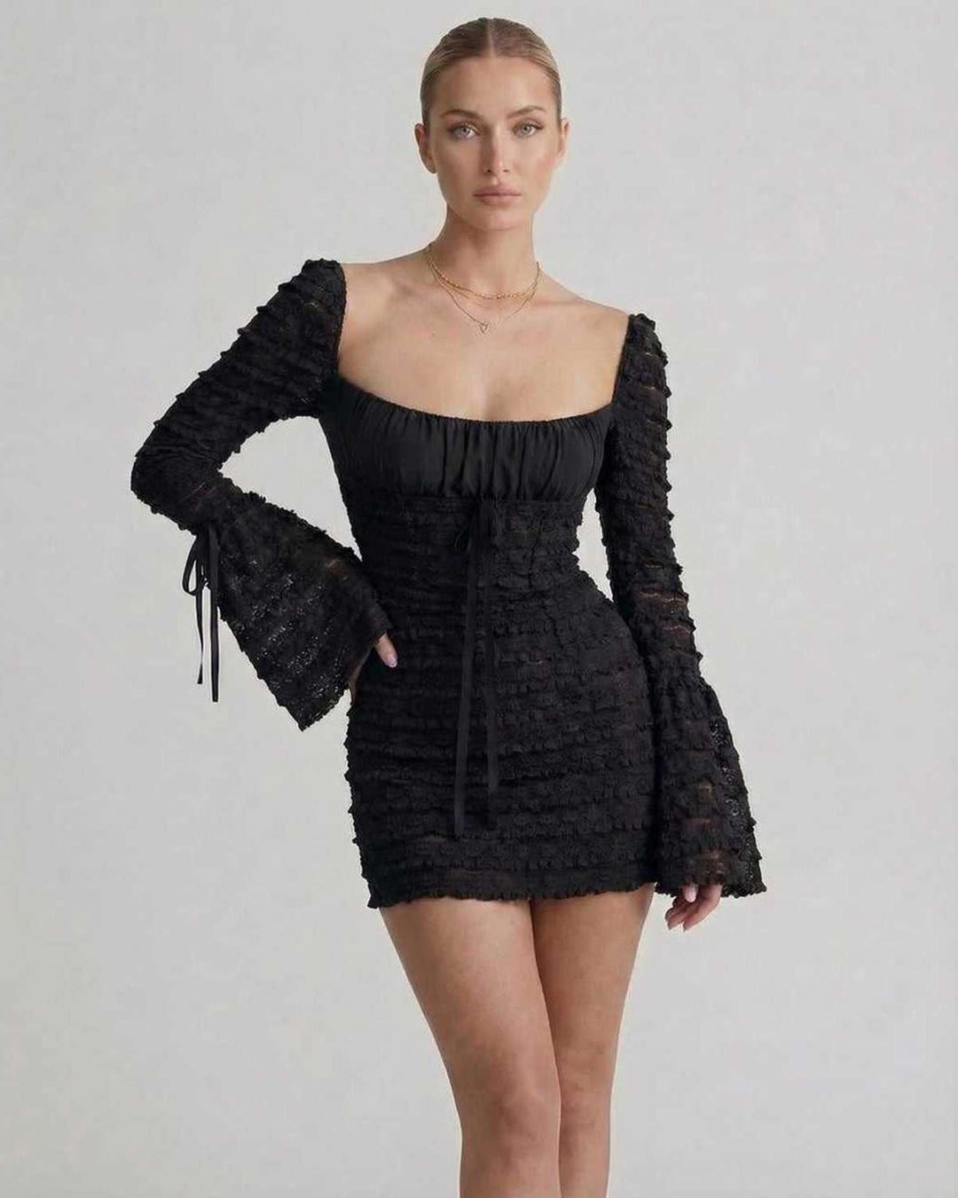 Vestido mini Luna negro ajustado para mujer con escote cuadrado y manga acampanada. Ideal para fiesta y cóctel.