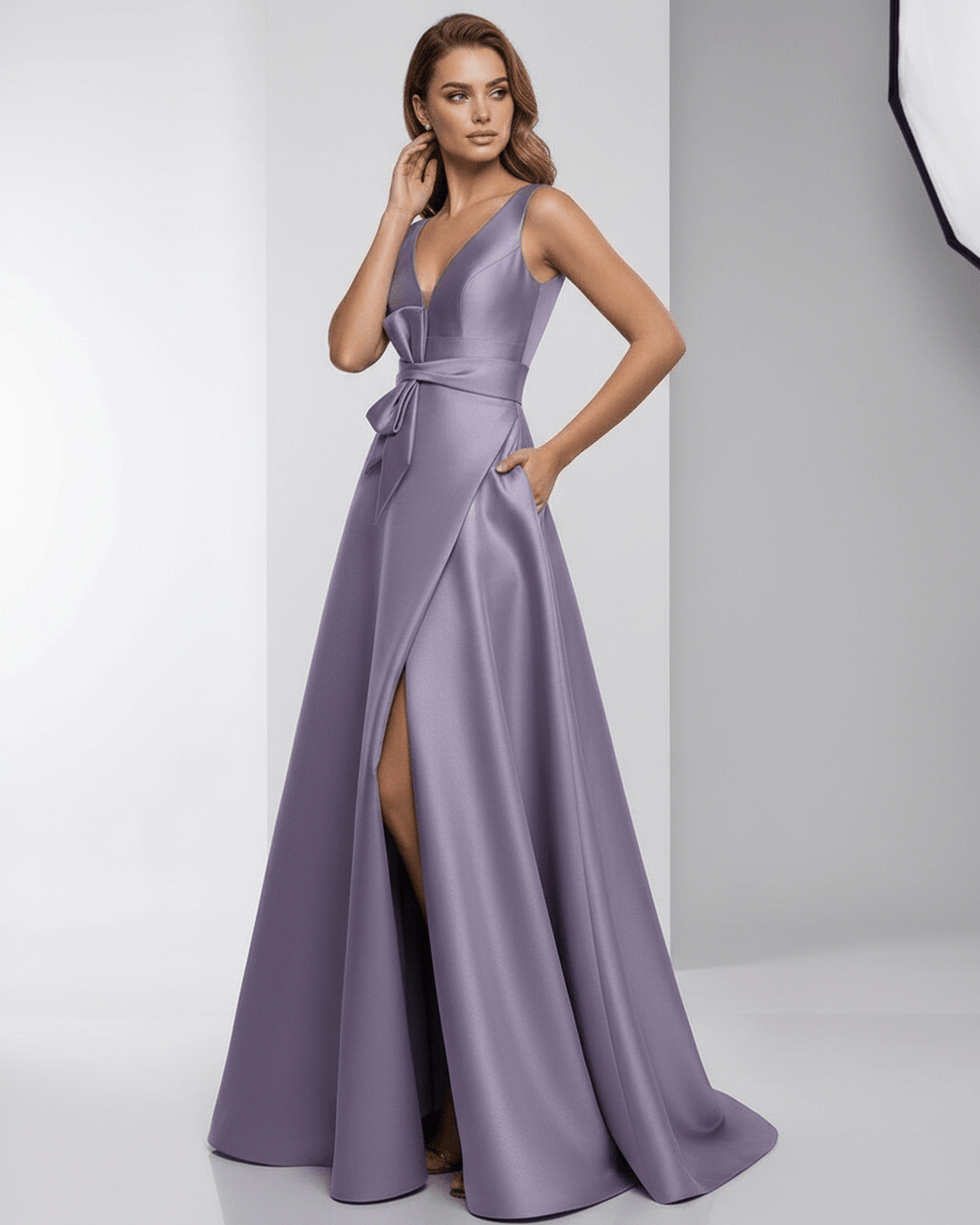 Vestido formal maxi blanco con escote V, silueta A-line fluida. Perfecto para fiestas y cenas elegantes de mujer.