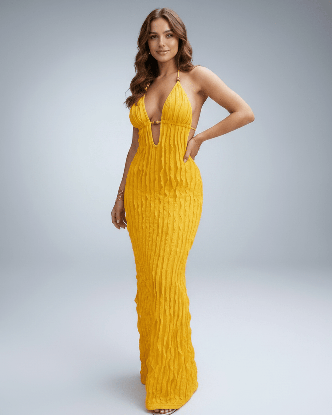 Vestido de verano maxi, cuello halter V. Elegante, corte frontal. Moda de mujer actual.