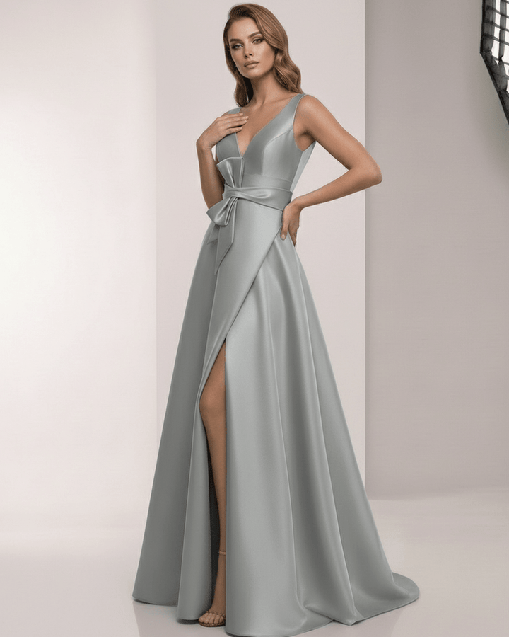 Vestido maxi verde salvia elegante para mujer, con escote V. Diseño formal y largo, ideal para invitadas a bodas.