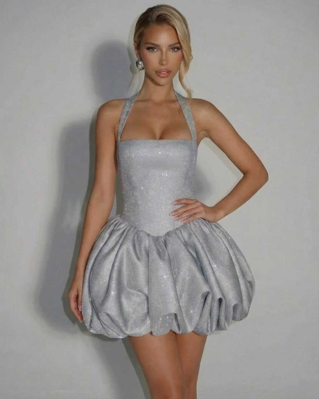 Vestido mini de lentejuelas con volumen esculpido para mujer. Atuendo chic y de moda para eventos.