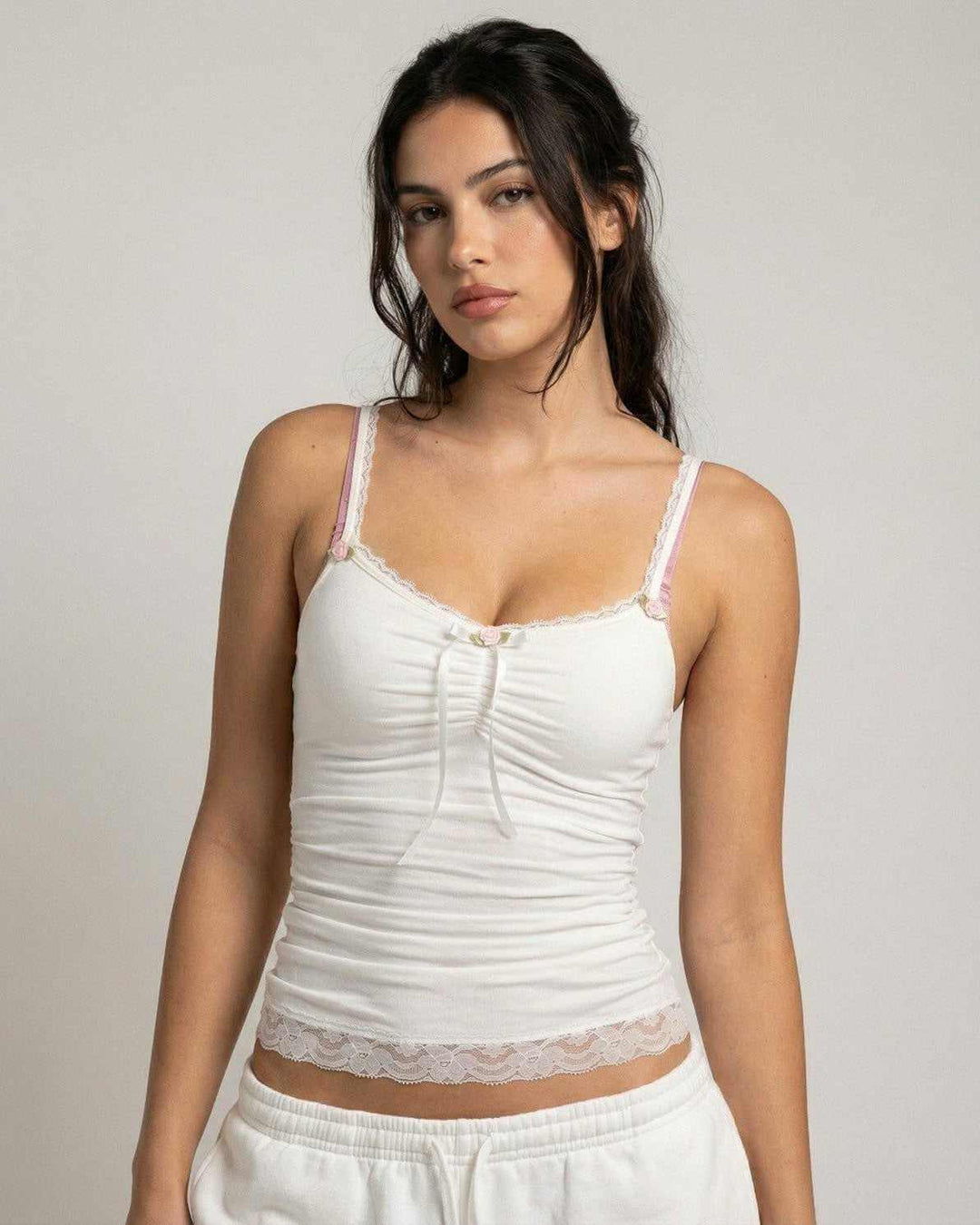 Top de encaje marfil Lunelle para mujer con lazo delicado. Elegancia y frescura para el verano.
