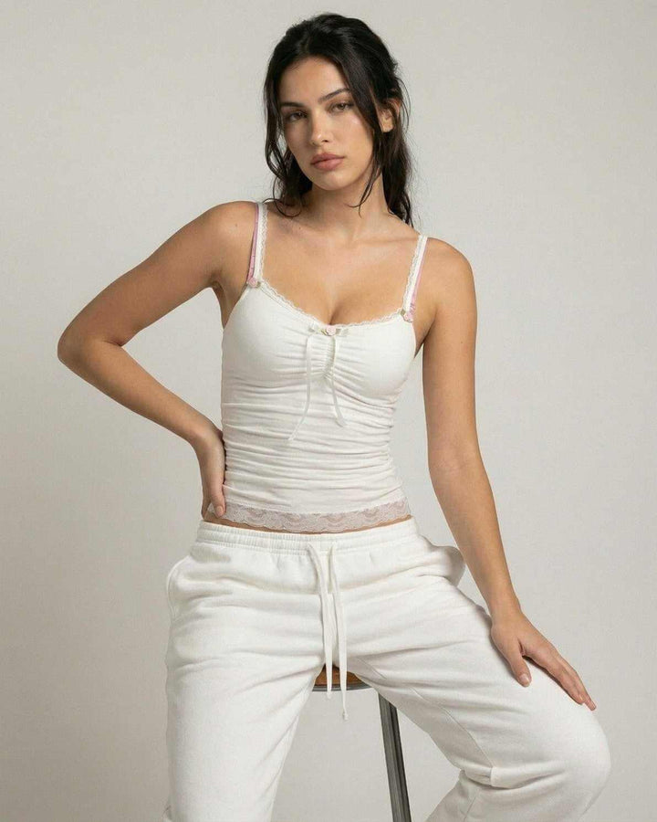 Top de encaje marfil Lunelle versátil con lazo delicado. Ideal para un look casual de verano o elegante.