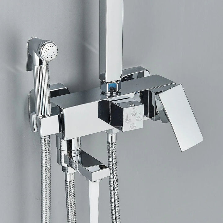 Cabezal de ducha de lluvia y mezclador de pared. Grifo de latón moderno para baño, accesorios de lujo y estilo.