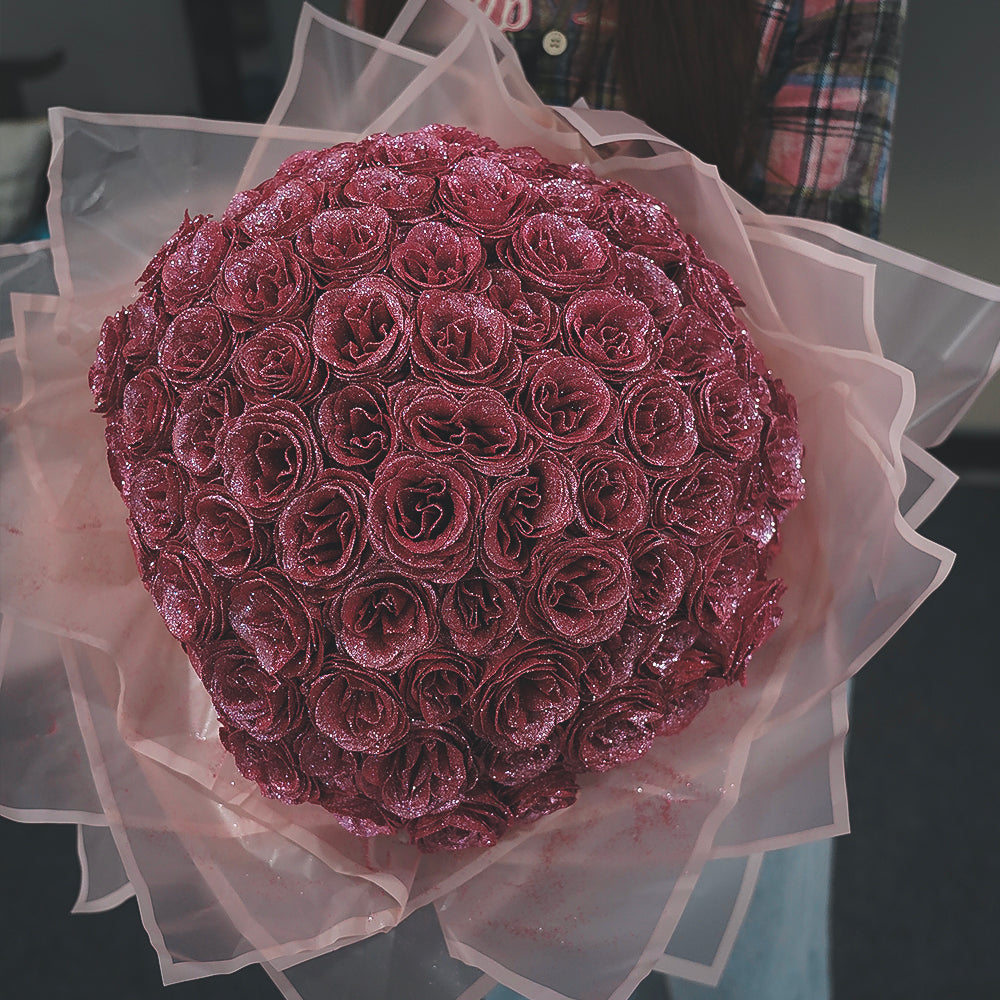 Centro de mesa con rosas eternas brillantes. Decoración elegante y duradera para aniversarios y hogar. [[lstfy-media:10]]