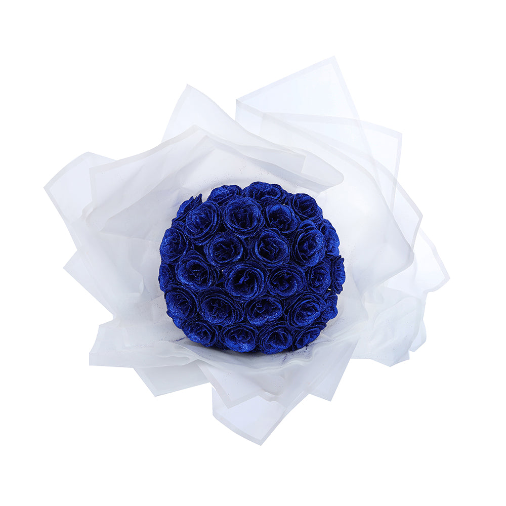 Ramo de rosas eternas brillantes decorando mesa de salón. Regalo de lujo sin mantenimiento para hogar. [[lstfy-media:9]]