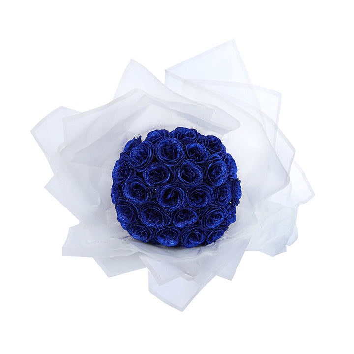 Ramo de rosas eternas brillantes decorando mesa de salón. Regalo de lujo sin mantenimiento para hogar. [[lstfy-media:9]]