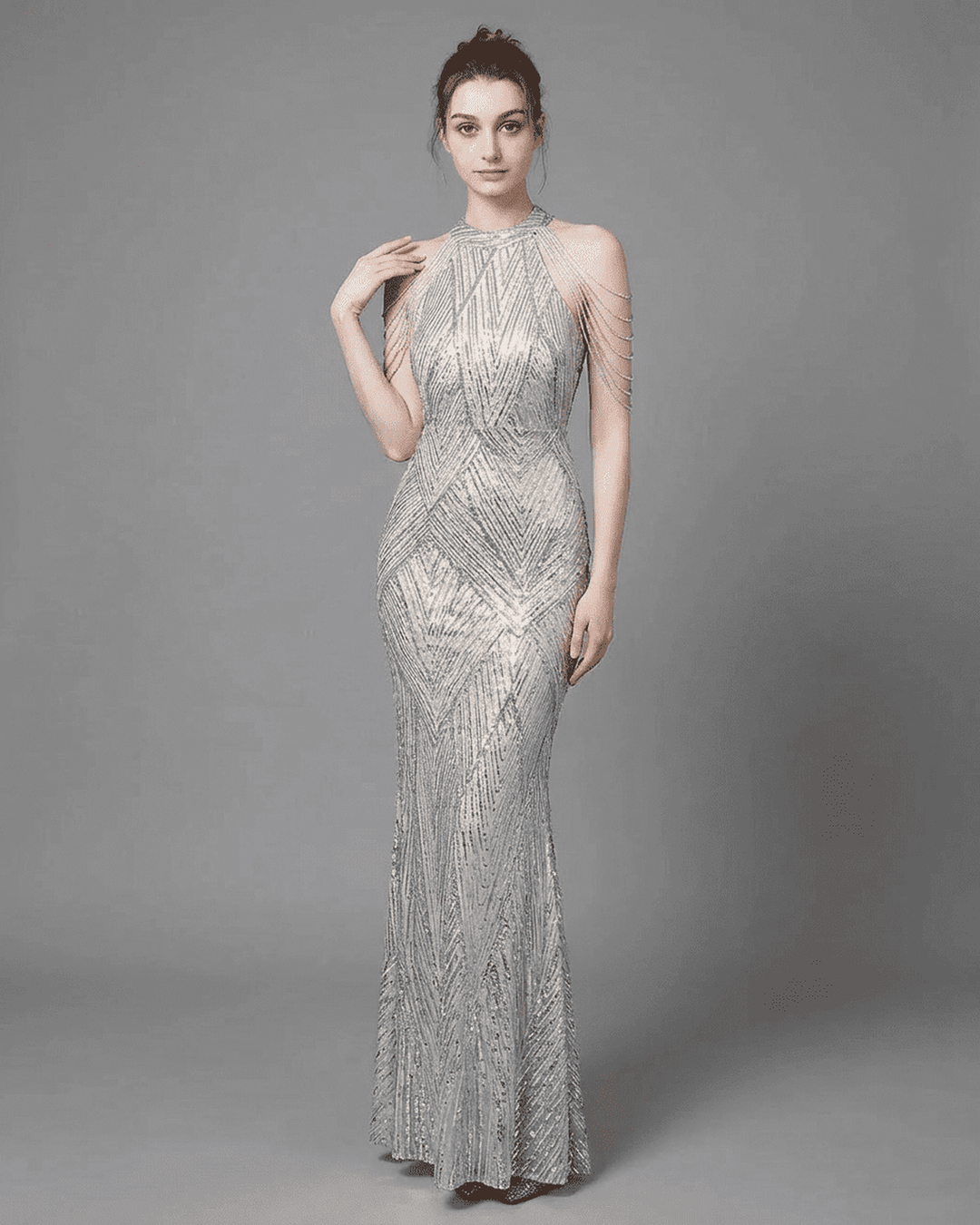 Vestido maxi de noche plateado con lentejuelas, estilo halter sirena, ideal para fiestas y galas elegantes.