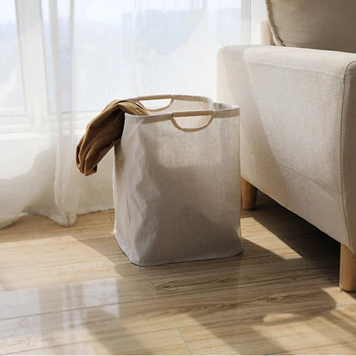 Cesto de ropa plegable de algodón-lino en un ambiente de hogar. Organizador versátil para almacenamiento.