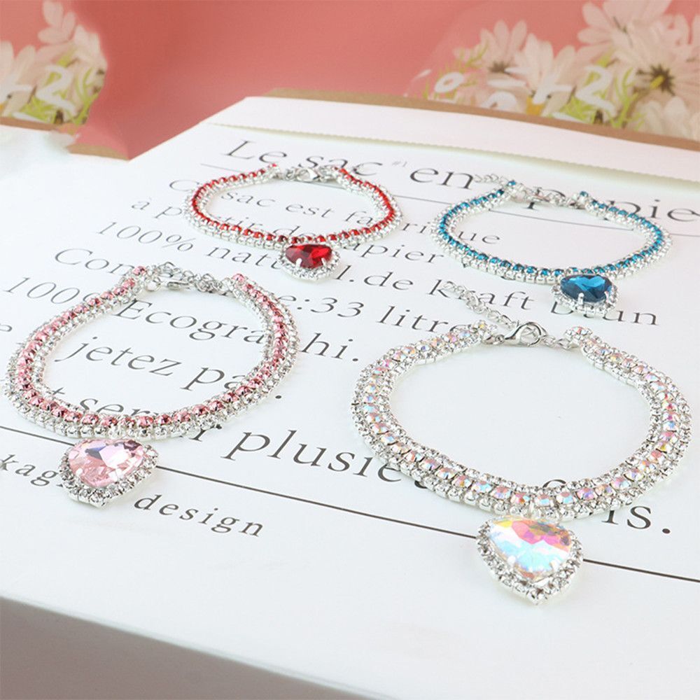 Collar de estilo felino, lujo con cristal y corazón reflectante. Seguridad y distinción para gatos.