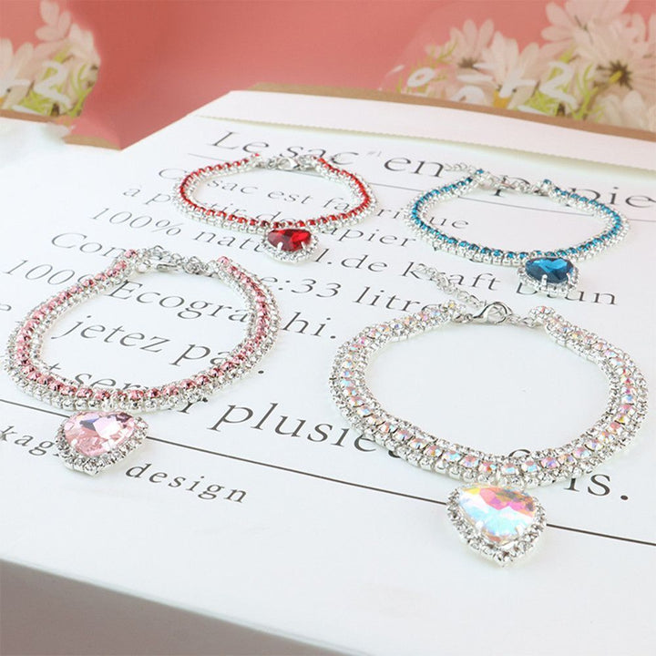 Collar de estilo felino, lujo con cristal y corazón reflectante. Seguridad y distinción para gatos.