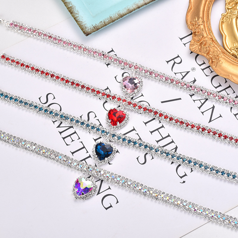 Elegante collar de gato con diseño de corazón, piedras strass y cristal. Accesorio ajustable para mascotas.