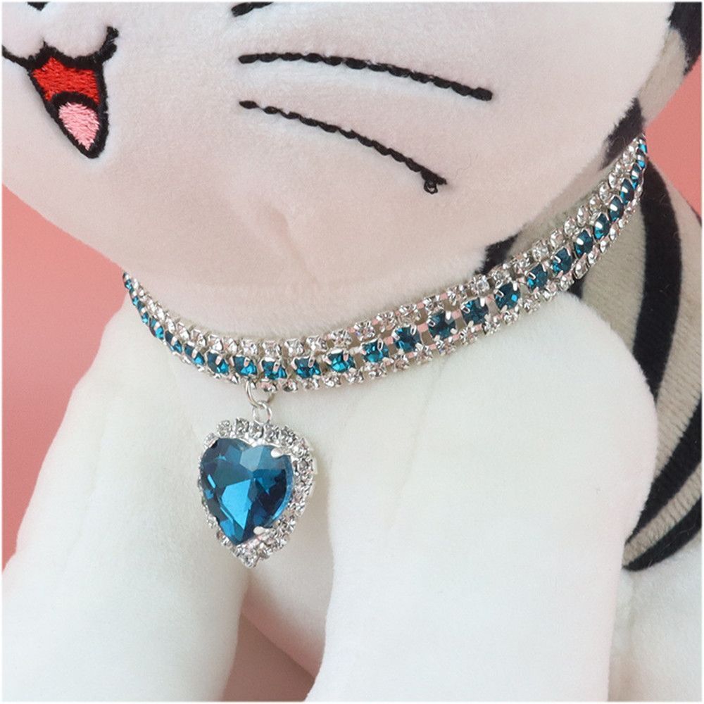 Accesorio de lujo para gato: collar con corazón reflectante, cristal y strass. Elegancia y visibilidad.