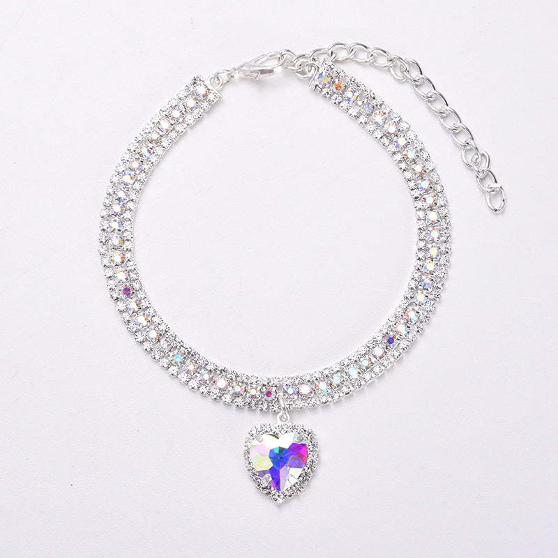 Collar de gato con strass, cristal y corazón reflectante. Lujo y seguridad en un accesorio ajustable.