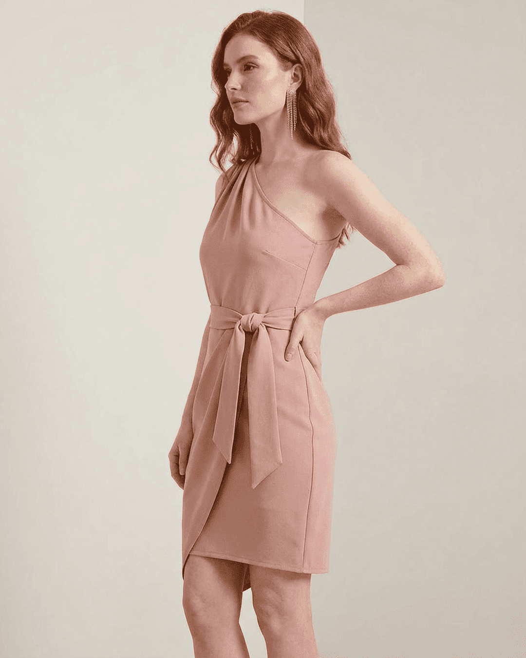 Vestido elegante blanco mini con diseño bodycon y un hombro. Ideal para cócteles y eventos de moda chic.