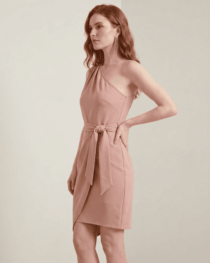 Vestido elegante blanco mini con diseño bodycon y un hombro. Ideal para cócteles y eventos de moda chic.