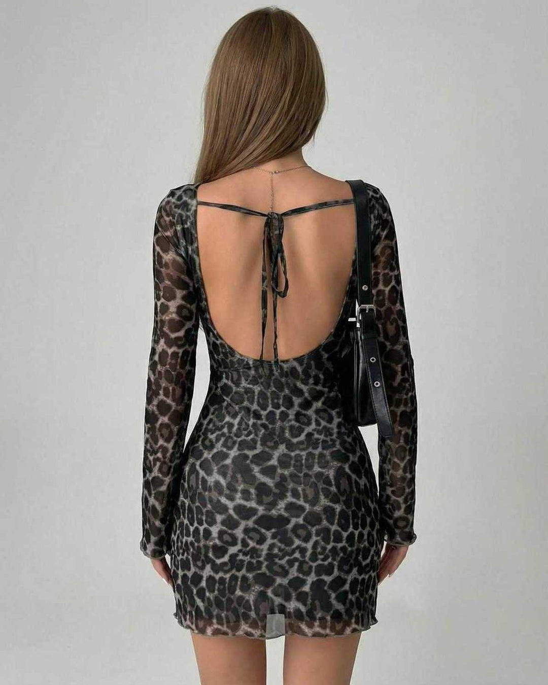 Vestido mini de leopardo para mujer con mangas acampanadas, perfecto para fiesta y noche. Look elegante.