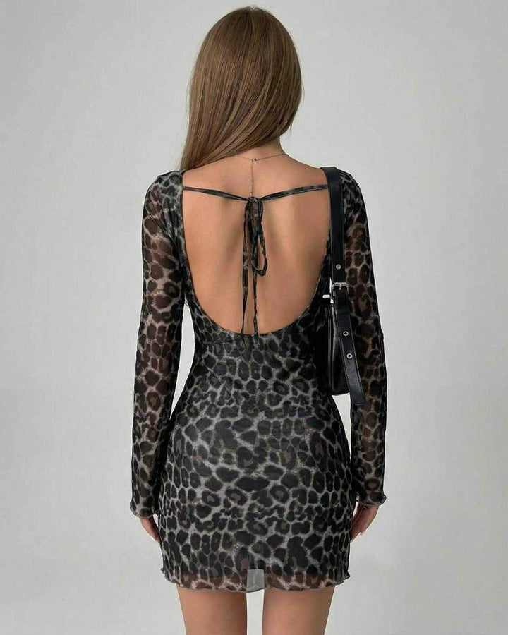 Vestido mini de leopardo para mujer con mangas acampanadas, perfecto para fiesta y noche. Look elegante.