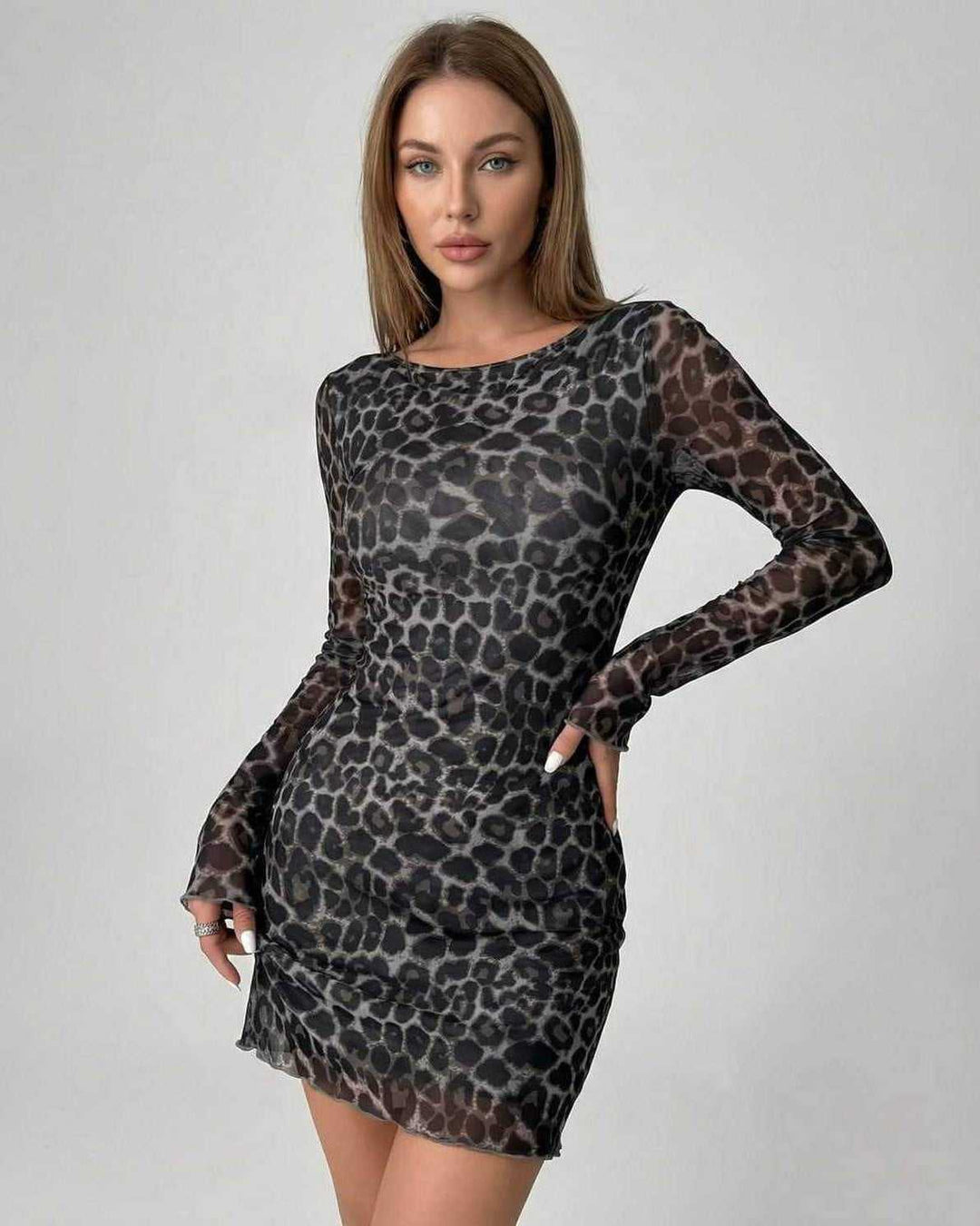 Vestido mini Lyra de mujer con estampado de leopardo, ideal para fiesta o noche. Estilo moderno y chic.