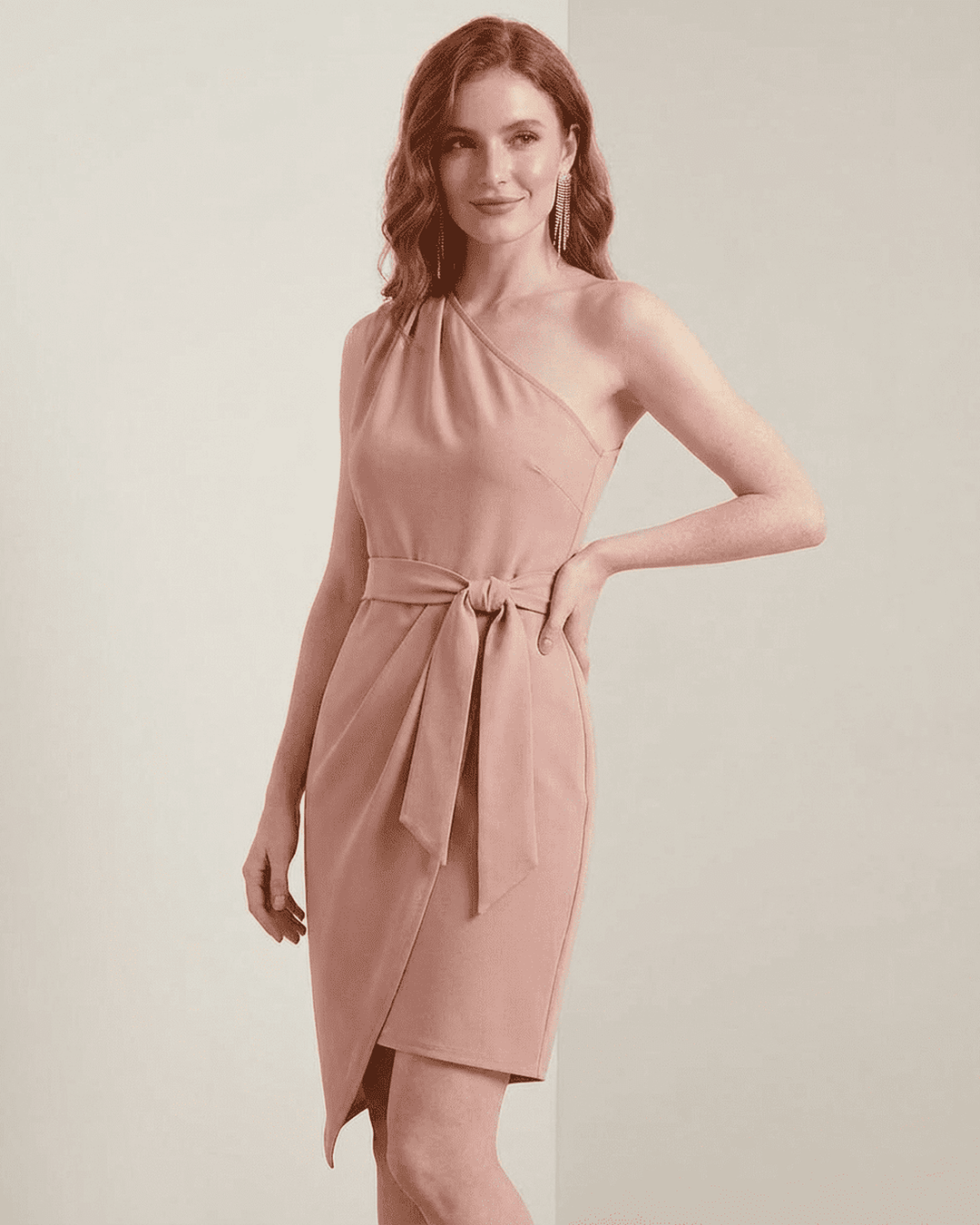 Moda femenina: vestido mini bodycon blanco de un hombro. Diseño elegante y chic, resalta la figura.