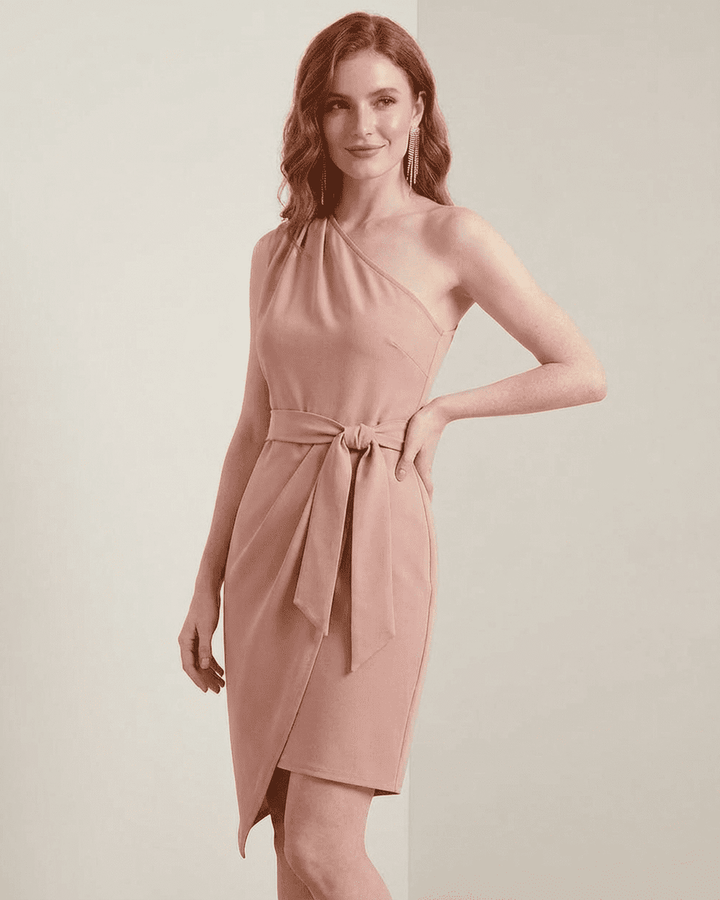 Moda femenina: vestido mini bodycon blanco de un hombro. Diseño elegante y chic, resalta la figura.
