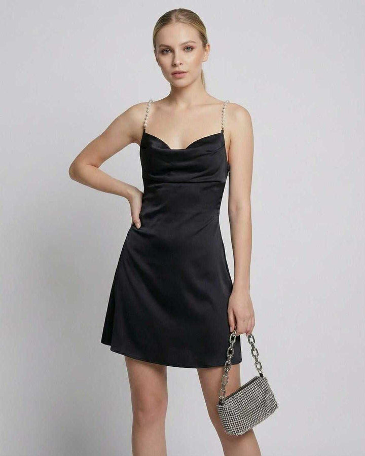 Vestido mini de noche negro para mujer, con espalda descubierta y adornos de perlas elegantes.