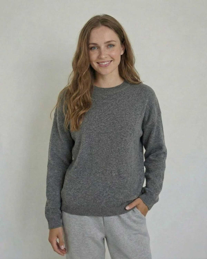 Suéter blanco Lyra para mujer, cuello redondo, manga larga. Ideal para otoño/invierno, estilo casual y elegante.