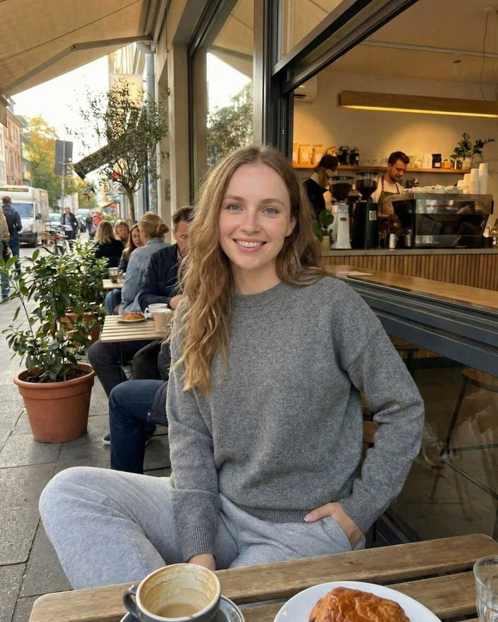 Suéter básico blanco de mujer con cuello redondo y manga larga. Versátil para looks casuales y elegantes de invierno.