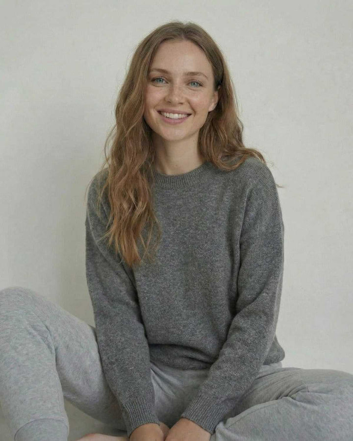 Suéter de invierno blanco para mujer, silueta relajada. Pullover cómodo de manga larga, ideal para el frío.