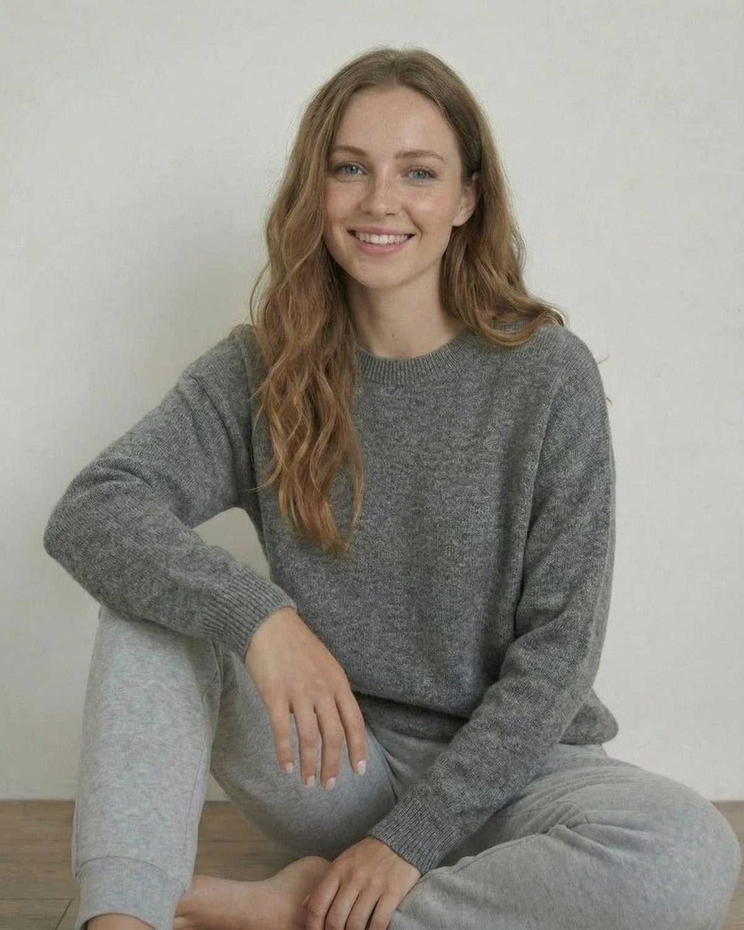 Pullover holgado blanco para mujer. Confort diario y estilo relajado para otoño e invierno, manga larga.
