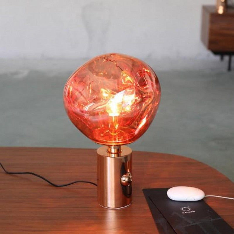 Lámpara de mesa Kula para dormitorio, crea ambiente acogedor con su efecto melt y luz LED.