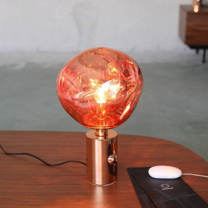 Lámpara de mesa Kula para dormitorio, crea ambiente acogedor con su efecto melt y luz LED.