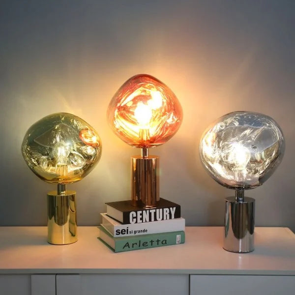 Lámpara de mesa Kula LED con efecto melt, acabado brillante, ideal para decoración moderna de hogar.