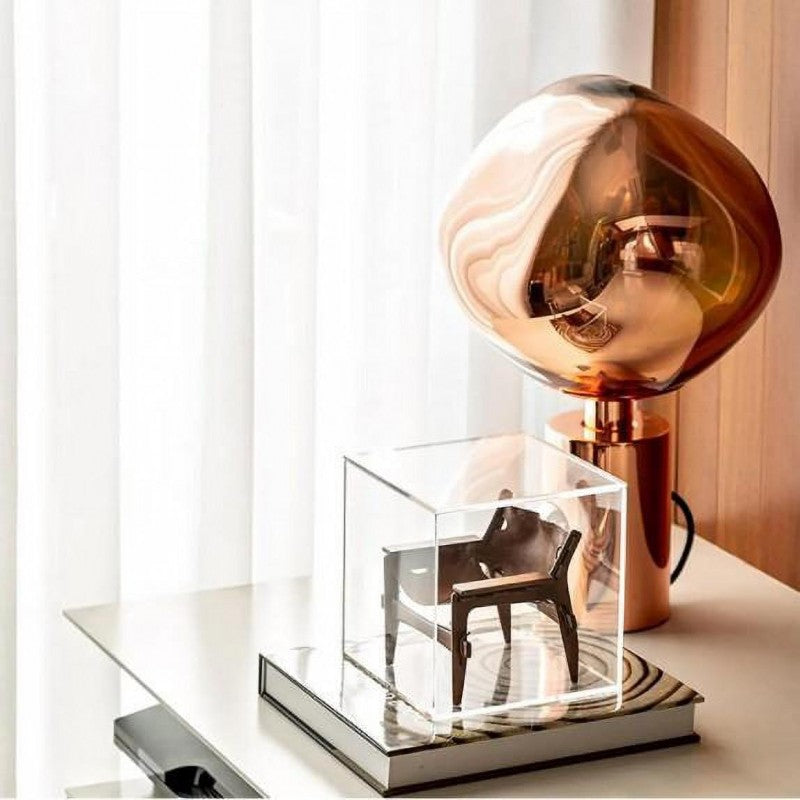 Lámpara Kula de diseño moderno, acabado brillante y efecto melt único, para decorar cualquier mesa.