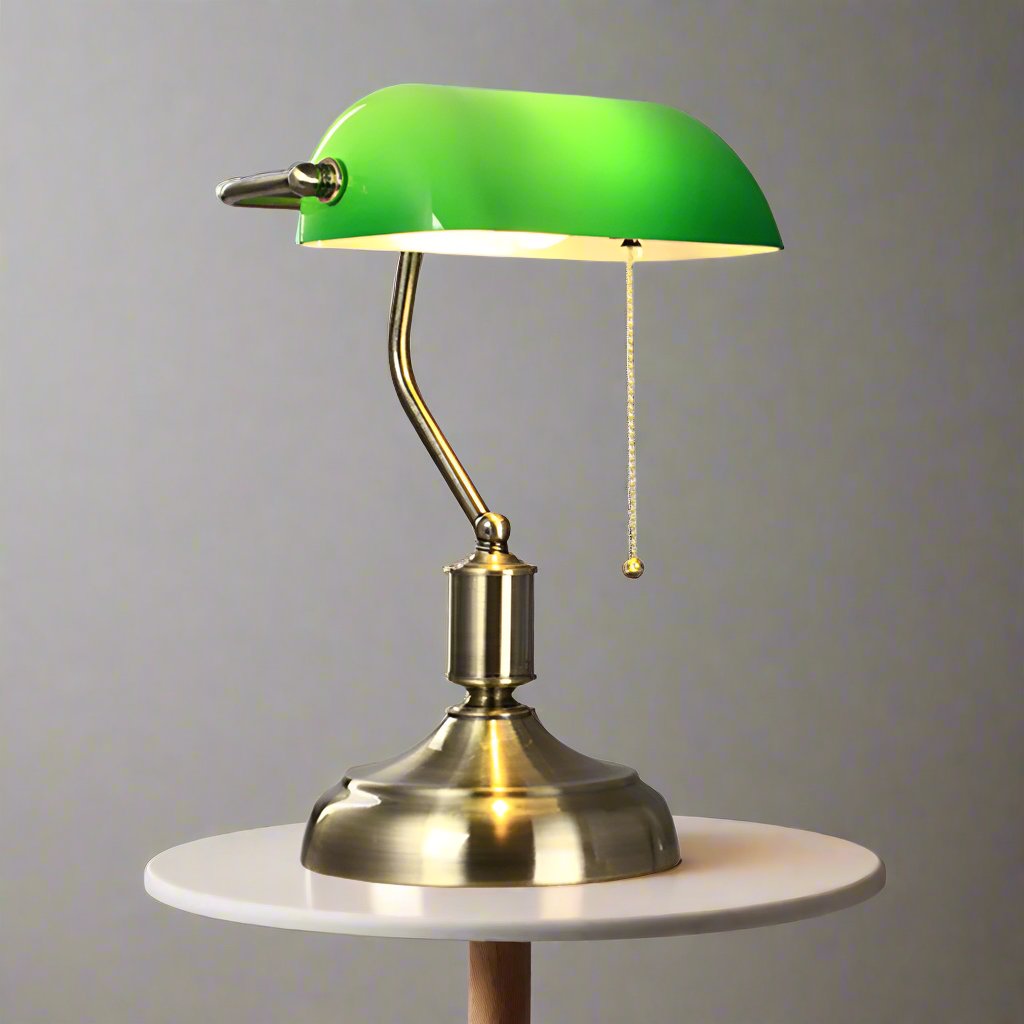 Elegante lámpara de estudio retro en bronce. Mejora la iluminación y decoración del hogar.