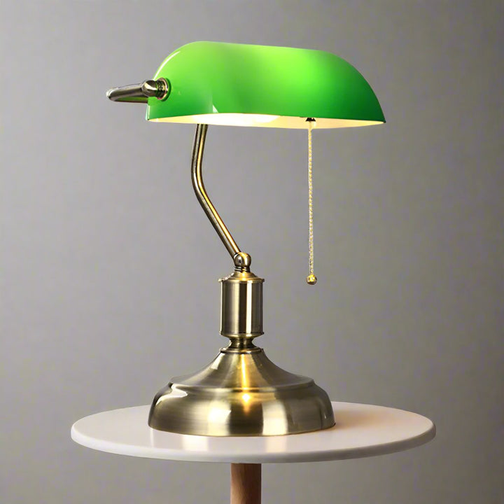 Elegante lámpara de estudio retro en bronce. Mejora la iluminación y decoración del hogar.