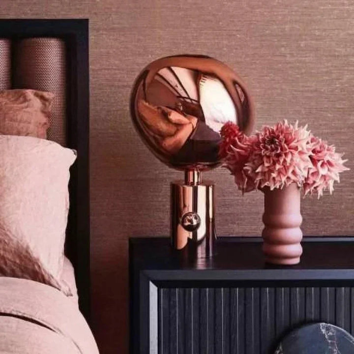 Iluminación decorativa Kula con efecto melt brillante, perfecta para mesa de noche o sala.
