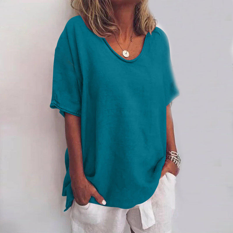 Detalle de camiseta holgada de mujer clara, manga corta y cuello redondo. Suave y versátil para comodidad diaria.