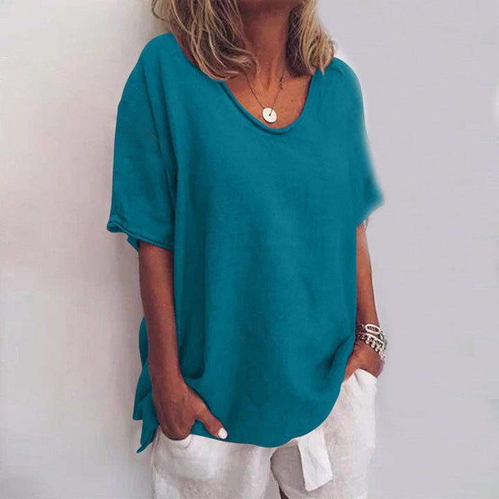 Detalle de camiseta holgada de mujer clara, manga corta y cuello redondo. Suave y versátil para comodidad diaria.