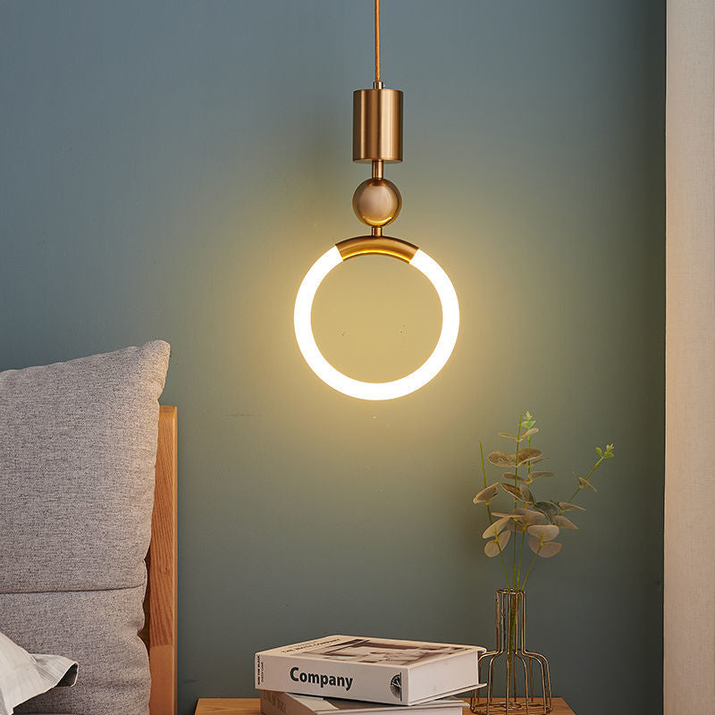 Discreto diseño de lámpara LED colgante. Anillo luminoso moderno para iluminación de techo interior.