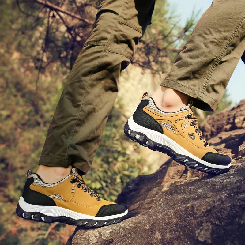 Zapatillas de senderismo para hombre en acción, brindando agarre y confort en rutas de montaña.