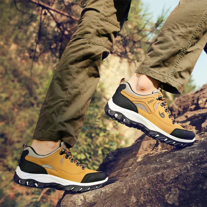 Zapatillas de senderismo para hombre en acción, brindando agarre y confort en rutas de montaña.