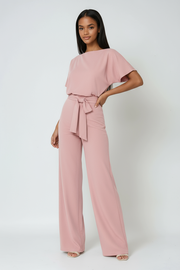 Mono de moda con pernera ancha y cinturón, la prenda clave para un look sofisticado y chic.