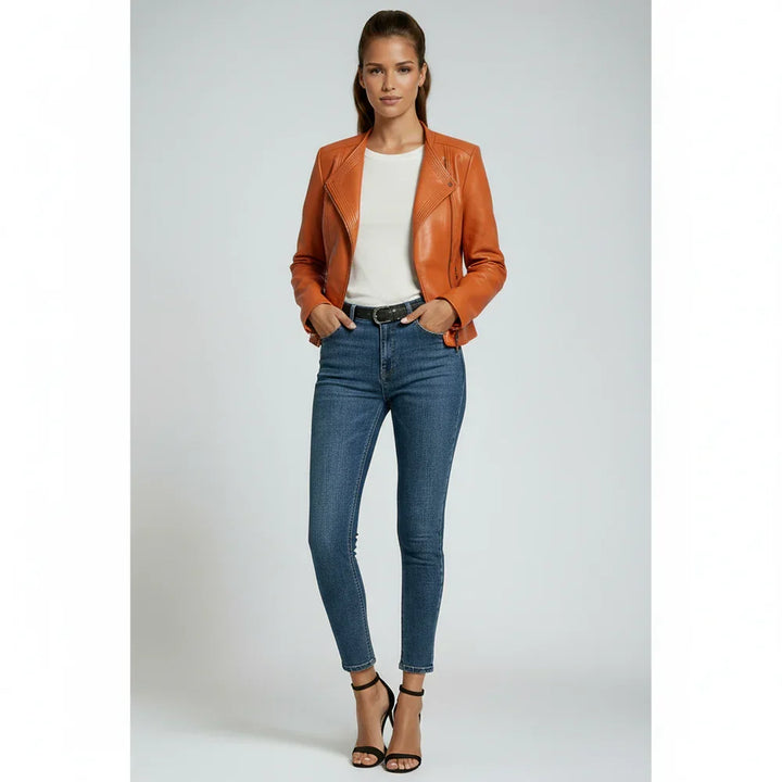 Cazadora negra mujer con textura efecto piel. Prenda básica atemporal para looks versátiles.