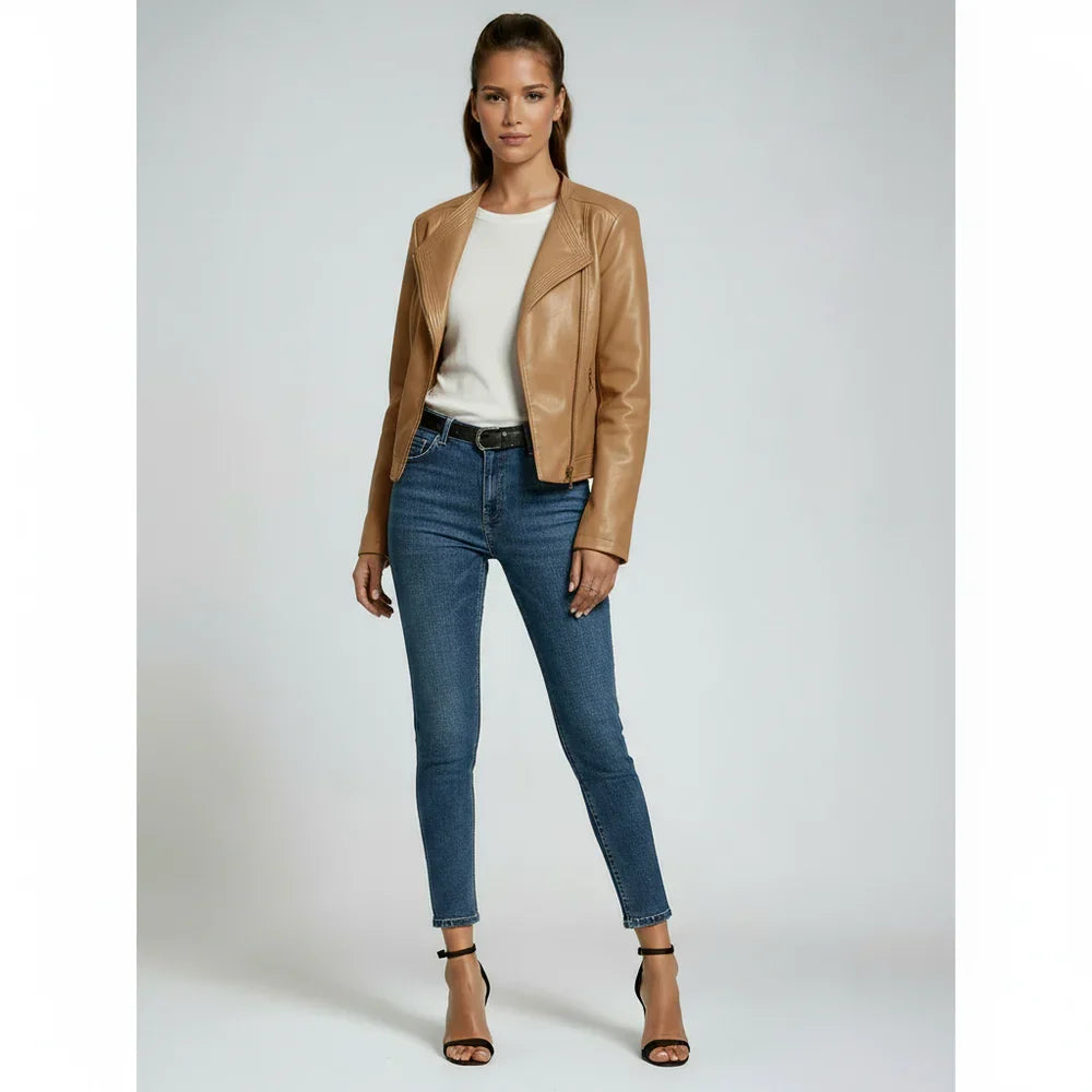 Cazadora de cuero sintético para mujer. Estilo urbano chic, un básico imprescindible en tu armario.