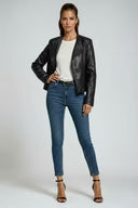 Cazadora efecto piel negra para mujer. Estilo atemporal y versátil, ideal para otoño y primavera.
