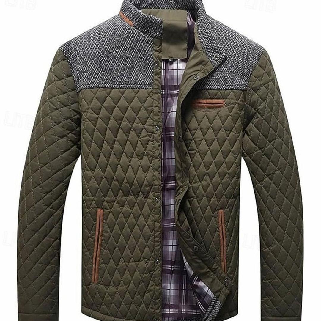 Chaqueta acolchada versátil hombre, cuello mao, botones. Perfecta para outfits casuales o formales.