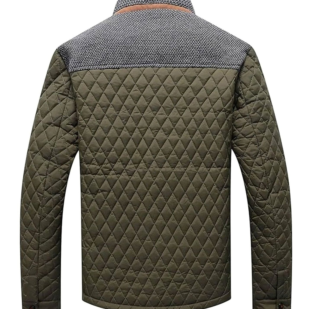 Moderna chaqueta acolchada masculina con cuello mao y cierre de botones. Estilo contemporáneo.